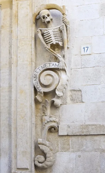 Decoratie van het prospectus kerk santa maria del kiesrecht vagevuur - bitonto (Italië) — Stockfoto