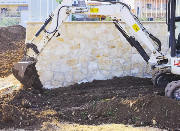 Excavator system vegetal soil of road embankment — Stock Photo, Image