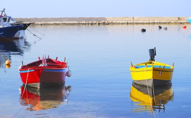 küçük tekneler bir Marinada demirli
