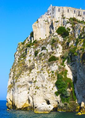 gargano, peschici - İtalya denize bakan sarp bir kayalığın üzerine eski evleri