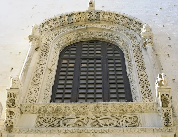 I magnifici ornamenti in pietra in una finestra del Duomo di Bari — Foto Stock