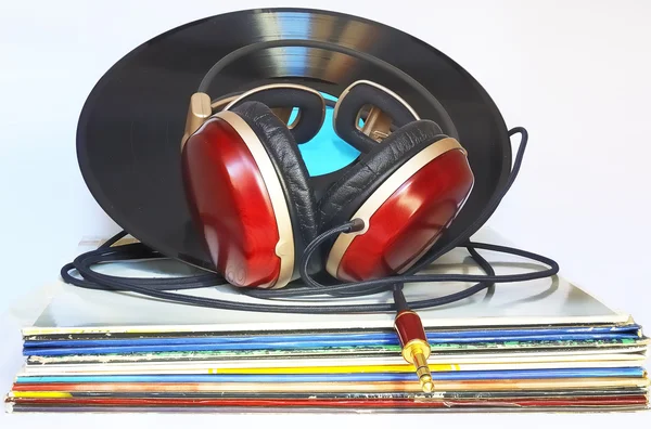 Hoofdtelefoon rusten op een stapel van vinyl — Stockfoto
