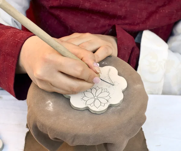Artisan Grawerowanie kwiatowy przedmiotem płytki ceramiczne — Zdjęcie stockowe