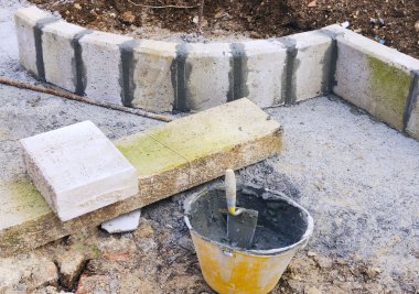 Mala ve yeni yüklenen kıvrımlı kaldırım kaldırımın üzerinde plastik kova