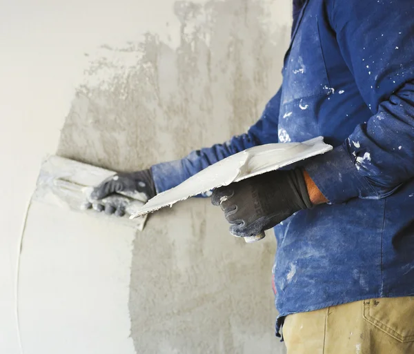 Travailleur outil de plâtrage marbre de plâtre sur plâtre intérieur rugueux — Photo