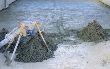 İnşaat sitesi - makine ekranlı döşeme çalışıyor