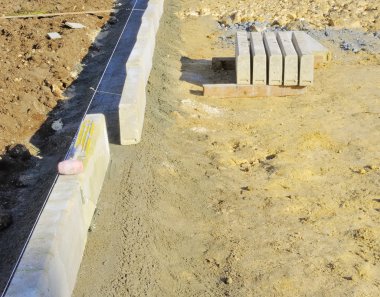 plastik çekiç ve yeni yüklenen kaldırımın üzerinde ruh düzeyi