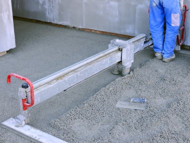 İnşaat sitesi - makine ekranlı döşeme çalışıyor