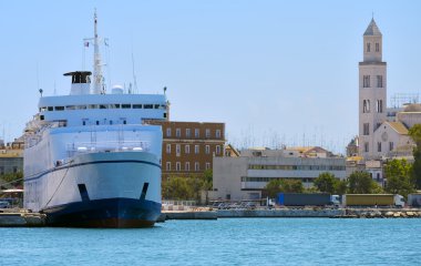 Gemi liman bari, arka planda katedral Kulesi demirledi