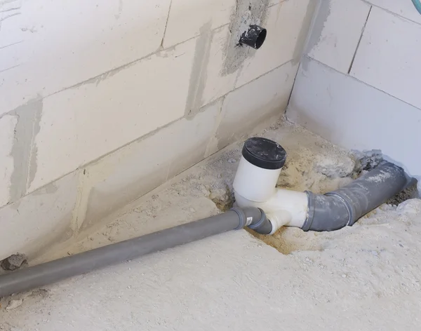 Tubo de esgoto de PVC cinza em um edifício em construção — Fotografia de Stock