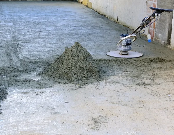 Canteiro de obras - máquina executando betonilha piso — Fotografia de Stock