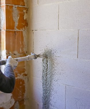 işçi ile makine sıva uygulamak için iç sıva gerçekleştirir.