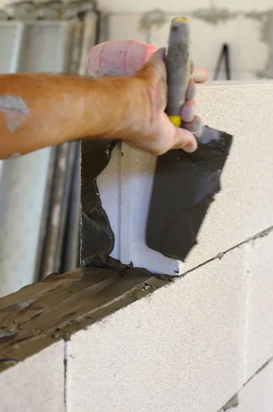 Mason utför en intern murverk block kolsyrat betong — Stockfoto