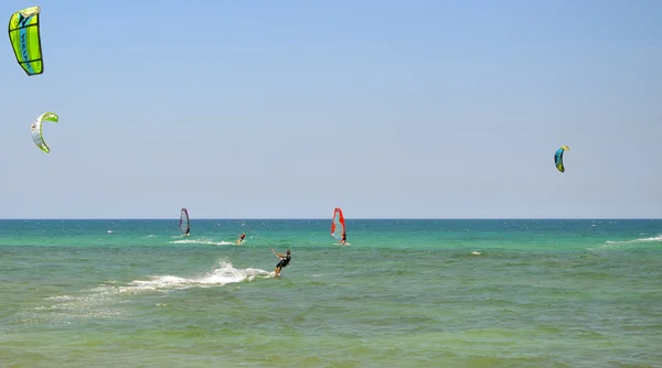 Kite surfer κόβοντας τα κύματα — Φωτογραφία Αρχείου