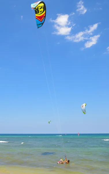 Kitesurfer schneidet sich durch die Wellen — Stockfoto