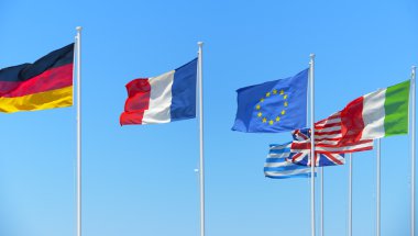 mavi gökyüzünde waving bayrak