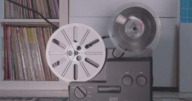 Klasik 8mm makara projektörü yeni yansıtılan makarayı geri sarar
