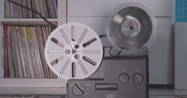 Vintage Super 8Mm Reel Projector Spoelt Nieuw Geprojecteerde Rol Terug — Stockvideo