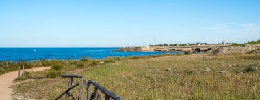 Bisceglie sahili, Bari yakınlarında. Ripalta 'nın deniz mağaralarında asılı duran uçurum.