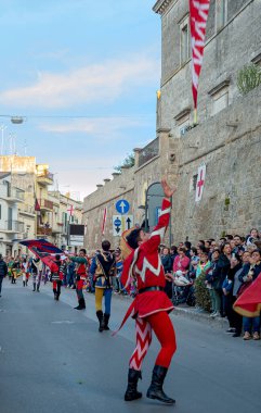 Altamura, İtalya - 25 Nisan 2016: müzik grubu Ortaçağ kostüm geçit sokaklarda Altamura. Beşinci baskı 