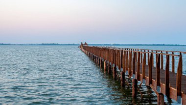 Gün batımında Hvar Gölü 'nün üzerinden geçeceğiz. Lesina, Gargano yakınlarında, Puglia. İtalya