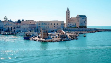 Güzel Katedral ile Trani sahil. Province of Barletta Andria Trani, Apulia (Puglia), Güney Italya.