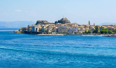 Yunanistan 'ın Korfu adasının başkenti Kerkyra denizinden panoramik manzara