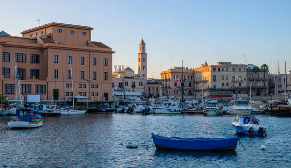 バーリ イタリア 11月2021 南イタリアのプーリアの首都バーリの海辺の観光客 — ストック写真