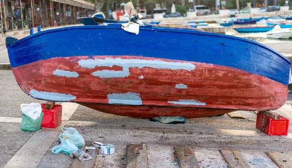 Tengeri Kikötőben Javítás Alatt Álló Halászhajó Mielőtt Tengeri Kirándulást Kezdenének — Stock Fotó