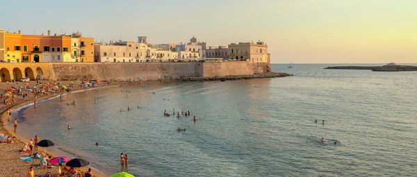 Gallipoli Italien August 2021 Badegäste Und Touristen Strand Der Altstadt — Stockfoto
