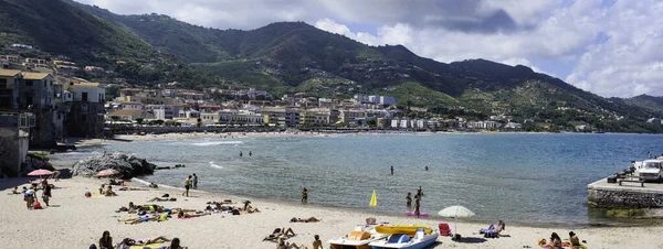 Cefalu Italy July 2021 View Cefalu Public Beach People Swimming — Stock Photo, Image