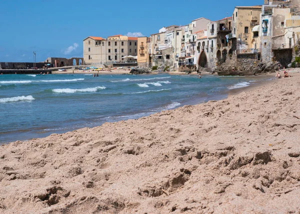 Blick Auf Den Öffentlichen Strand Von Cefalu Mit Menschen Beim — Stockfoto