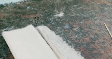 Reçine ile su geçirmez hale getirmek için terasın yüzeyini hazırlıyorum. Fiberglas örgü ve yapışkan madde uygulanır..