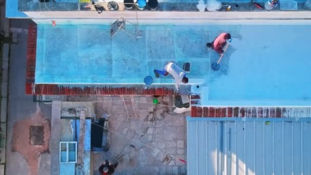 Luftaufnahme Mit Der Drohne Von Arbeitern Die Die Abdichtung Einer — Stockvideo