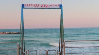 Bari, İtalya 'da bir sahilde küçük bir iskele. Tabelada 