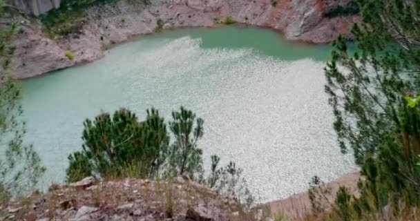 在巴里附近的莫杜格诺的一个前采石场 形成了一个小人工湖 大自然创造了一个野生但令人愉快的环境 — 图库视频影像