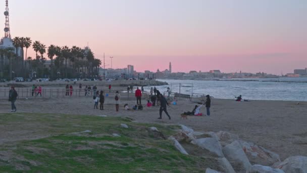 Bari Itália Fevereiro 2022 Cidadãos Turistas Uma Praia Bari Desfrutando — Vídeo de Stock