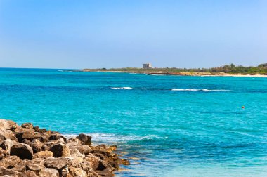 Ortaçağ kulesi Torre Guaceto ile güzel Akdeniz manzarası