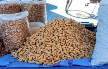 Kabuklu fındıklar, cevizler ve diğer fındıklar ve kurutulmuş meyveler ve kuru üzümler...