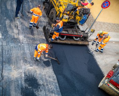 Asphalting fayans ustası makine sırasında Road works onarımı sokak üzerinde çalışan