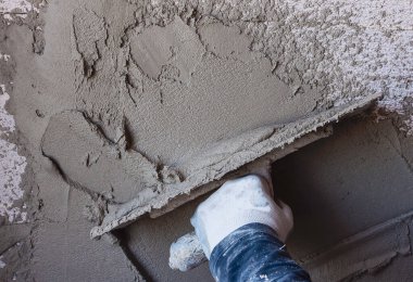 İnşaat işçileri evin ön cephesini alçılıyor. İşçi sıva aracı alçı mermer iç alçı kaba