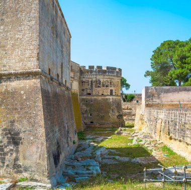 Bari, İtalya, Puglia: Swabian kalesinin sokak manzarası veya Apulia 'nın ortaçağ simgelerinden biri olan Castello Svevo.