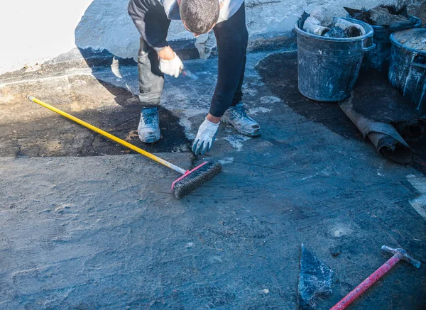 Şçiler Bir Binanın Terasına Yapışan Bozulmuş Bituminöz Kılıfı Çıkarıyorlar Sonra — Stok fotoğraf