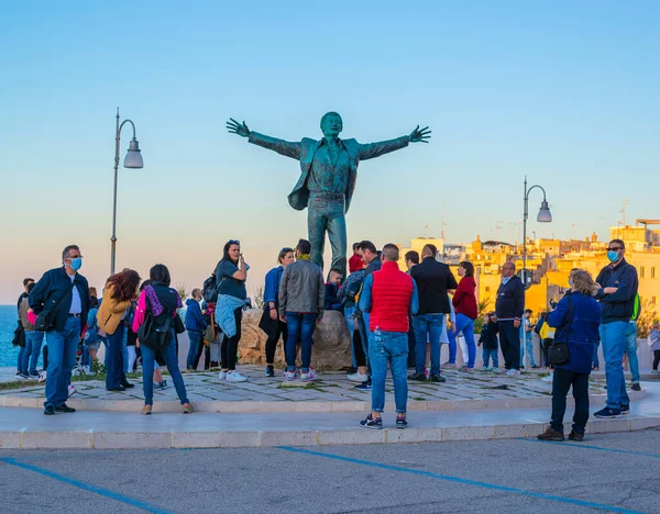 Polignano Italy August 2019 Tourists Gather Statue Domenico Modugno Standing — Stok fotoğraf