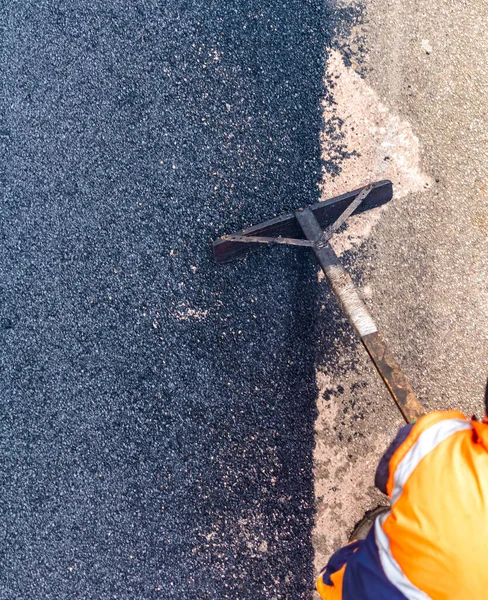 Trabajador Máquina Asfalto Pavimentadora Durante Las Obras Reparación Carreteras Imágenes de stock libres de derechos