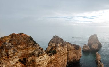 Ponta de Piedade 'nin kaya oluşumu - Lagos - Portekiz.