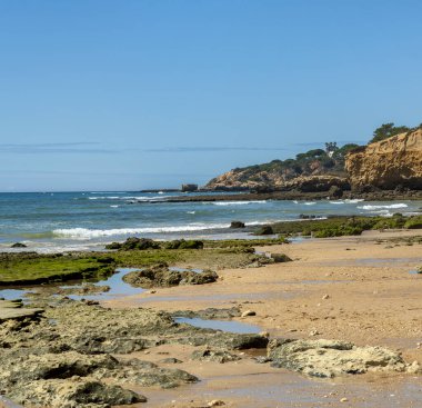 Albufeira, Algarve, Portekiz 'de kaya oluşumlu Maria Luisa plajı.