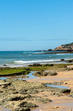 Albufeira, Algarve, Portekiz 'de kaya oluşumlu Maria Luisa plajı.