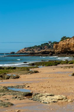 Albufeira, Algarve, Portekiz 'de kaya oluşumlu Maria Luisa plajı.