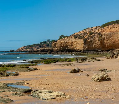 Albufeira, Algarve, Portekiz 'de kaya oluşumlu Maria Luisa plajı.